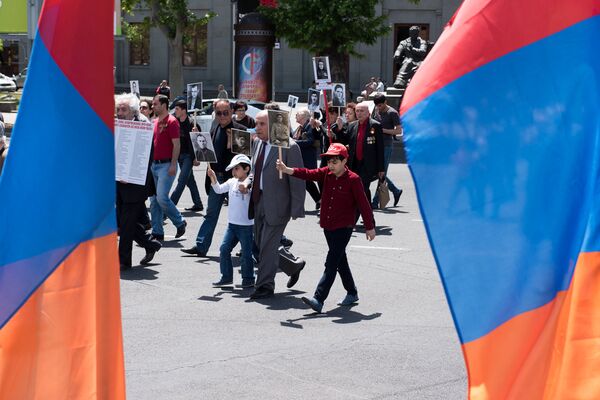 Акция Бессмертный полк прошла в Ереване Акция Бессмертный полк прошла в Ереване - Sputnik Армения