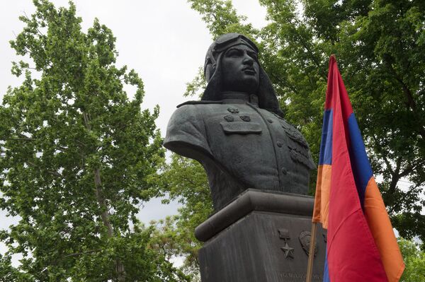 Памятник Нельсону Степаняну в Ереване Памятник Нельсону Степаняну в Ереване - Sputnik Армения