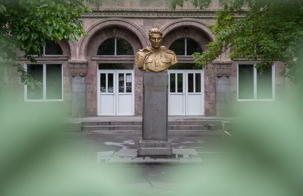 Памятник Унану Аветисяну в Ереване  - Sputnik Արմենիա