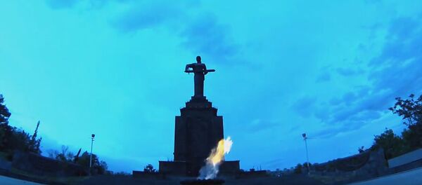 Вечный огонь у монумента Мать-Армения Вечный огонь у монумента Мать-Армения - Sputnik Արմենիա