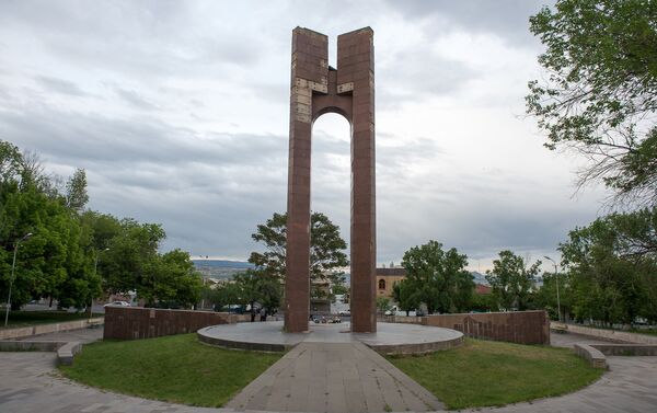 Памятник, посвященный 40-летней годовщине Второй Мировой Войны - Sputnik Армения