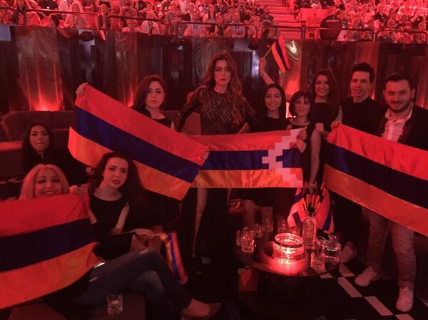 Армянская делегация на Евровидении с флагами Армении и Карабаха Армянская делегация на Евровидении с флагами Армении и Карабаха - Sputnik Армения