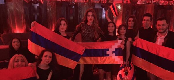 Армянская делегация на Евровидении с флагами Армении и Карабаха Армянская делегация на Евровидении с флагами Армении и Карабаха - Sputnik Армения