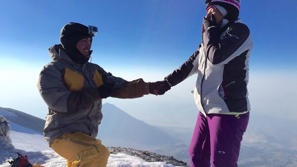 Девушке из Армении сделали предложение на вершине горы Арарат - Sputnik Армения