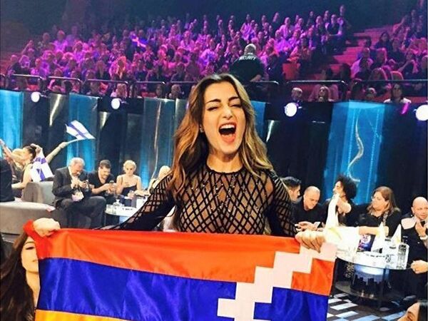 Ивета Мукучян с флагом Карабаха на Евровидении Ивета Мукучян с флагом Карабаха на Евровидении - Sputnik Արմենիա