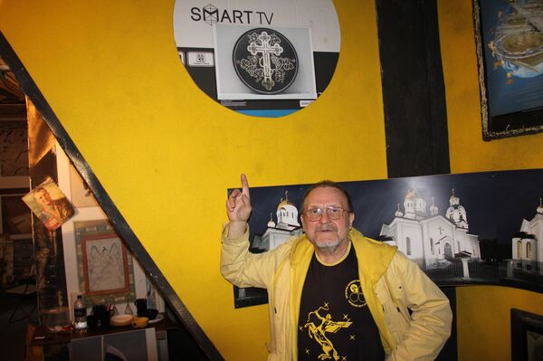 Заслуженный деятель искусств Российской Федерации Александр Мустафин показывает свой дом - Sputnik Армения