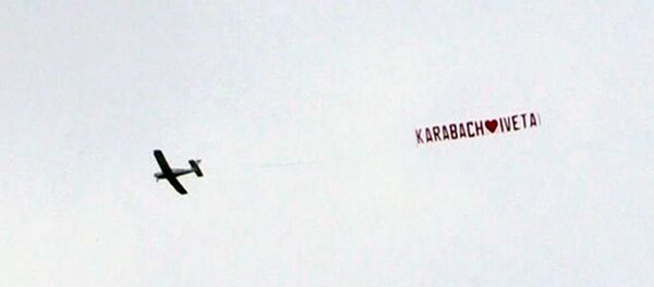 Самолет, кружащий над ареной Евровидения с плакатом в поддержку Нагорного Карабаха Самолет, кружащий над ареной Евровидения с плакатом в поддержку Нагорного Карабаха - Sputnik Армения