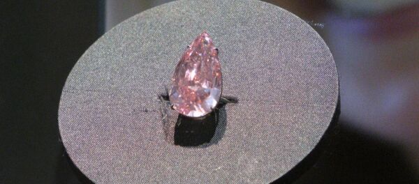 СПУТНИК_Уникальный розовый алмаз за 28 млн долларов показали перед аукционом Sotheby's СПУТНИК_Уникальный розовый алмаз за 28 млн долларов показали перед аукционом Sotheby's - Sputnik Армения