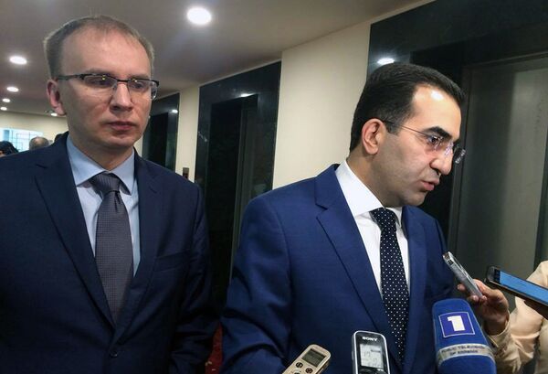 Заместитель министра развития Польши Радослав Домагальски-Ламбедзки и заместитель министра экономики Армении Гарегин Мелконян - Sputnik Армения