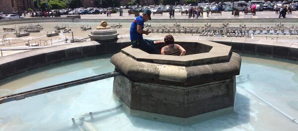 Женщина забралась в фонтан на площади Республики Женщина забралась в фонтан на площади Республики - Sputnik Արմենիա