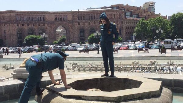 Женщина забралась в фонтан на площади Республики - Sputnik Армения