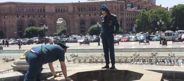 Женщина забралась в фонтан на площади Республики - Sputnik Армения