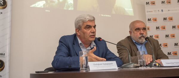 Видеомост между армянскими и азербайджанскими политологами Степаном Григоряном, Александром Искандаряном, Арзу Абдуллаевым и Шахином Рза Видеомост между армянскими и азербайджанскими политологами Степаном Григоряном, Александром Искандаряном, Арзу Абдуллаевым и Шахином Рза - Sputnik Արմենիա