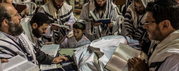 Ортодоксальные иудеи молятся перед Стеной плача в Старом городе Иерусалима после празднования Йом Кипура, 23 сентября 2015. Ортодоксальные иудеи молятся перед Стеной плача в Старом городе Иерусалима после празднования Йом Кипура, 23 сентября 2015. - Sputnik Армения