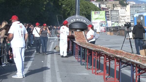 СПУТНИК_Итальянские повара в погоне за рекордом испекли пиццу длиной 1860 метров - Sputnik Армения