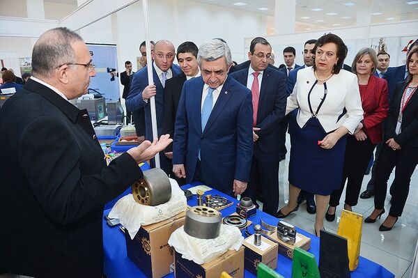 Президент Армении Серж Саргсян побывал на выставке Новые перспективы для сирийских армян Президент Армении Серж Саргсян побывал на выставке Новые перспективы для сирийских армян - Sputnik Արմենիա