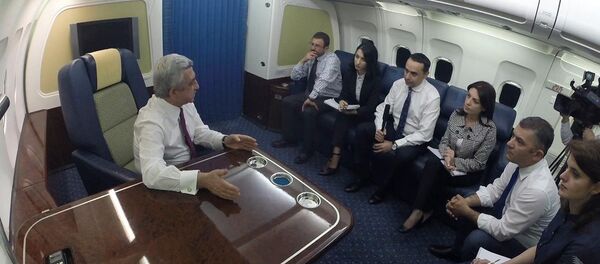 Пресс-конференция президента РА Сержа Саргсяна в самолете Пресс-конференция президента РА Сержа Саргсяна в самолете - Sputnik Армения