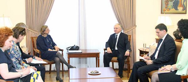 МИД Армении Эдвард Налбандян встретился с заместителем генерального секретаря ЕС Габриеллой Батайна-Драгони и с послами европейских стран в Армении - Sputnik Армения