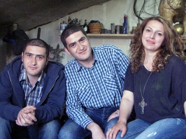 Мамикон и Ашот Микаеляны и Ани Рашоян - Sputnik Армения