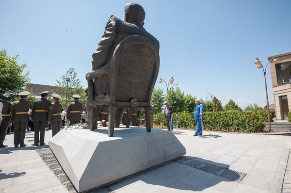 Открытие памятника главному маршалу бронетанковых войск Амазаспу Хачатуровичу Бабаджаняну в Ереване Открытие памятника главному маршалу бронетанковых войск Амазаспу Хачатуровичу Бабаджаняну в Ереване - Sputnik Արմենիա