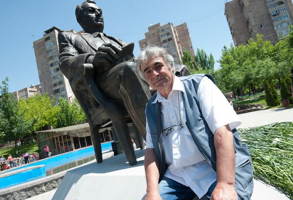 Скульптор памятника главному маршалу бронетанковых войск Амазаспу Хачатуровичу Бабаджаняну в Ереване Гамлет Матинян Скульптор памятника главному маршалу бронетанковых войск Амазаспу Хачатуровичу Бабаджаняну в Ереване Гамлет Матинян - Sputnik Արմենիա