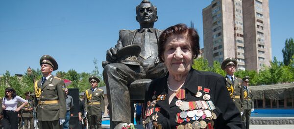 Ветеран ВОВ Розалия Абгарян у памятника главному маршалу бронетанковых войск Амазаспу Хачатуровичу Бабаджаняну в Ереване - Sputnik Արմենիա