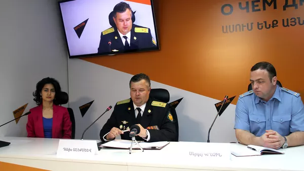 Брифинг официального представителя Пограничного управления ФСБ России в Республике Армения Дениса Алексеева в пресс-центре Sputnik Армения - Sputnik Армения