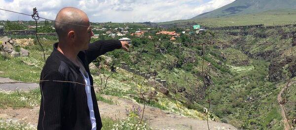 У армянских богачей есть специальный лифт для спуска в ущелье У армянских богачей есть специальный лифт для спуска в ущелье - Sputnik Армения