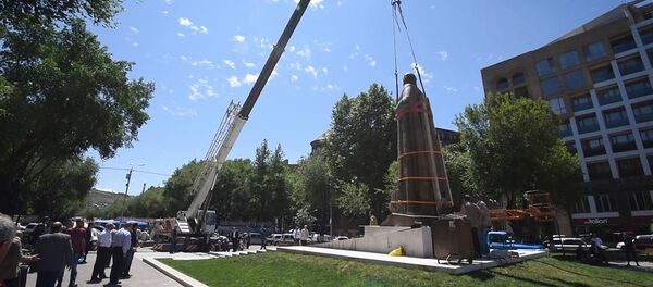 Երևանում տեղադրում են Գարեգին Նժդեհի հուշարձանը - Sputnik Արմենիա