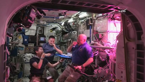 СПУТНИК_Космическая еда: как астронавты пробовали впервые выращенный на МКС салат - Sputnik Армения
