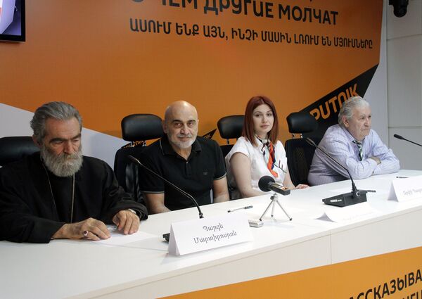 На фотографии слева направо соучредители фонда Миабан архиепископ Паркев Мартиросян, Микаел Погосян, директор фонда Арпи Папоян и Ромен Козмоян На фотографии слева направо соучредители фонда Миабан архиепископ Паркев Мартиросян, Микаел Погосян, директор фонда Арпи Папоян и Ромен Козмоян - Sputnik Արմենիա