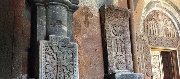 Хачкары у входа в комплекс Ованаванк Хачкары у входа в комплекс Ованаванк - Sputnik Արմենիա