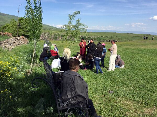 Беседа священника с прихожанами Беседа священника с прихожанами - Sputnik Армения