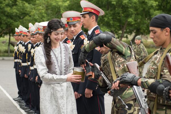 Девушка берет по патрону от каждого выпускника - Sputnik Армения