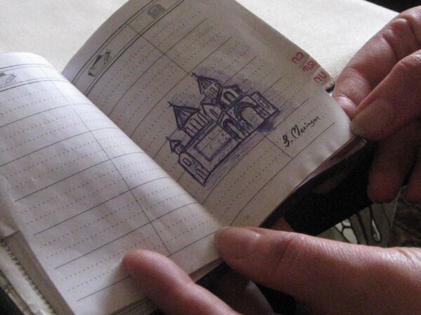 Рисунок Саши в его блокноте Рисунок Саши в его блокноте - Sputnik Армения