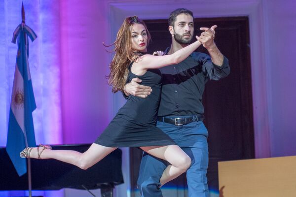 Аркадий Атасунцев и Диана Айрапетян показали на что способны армянские танцоры - Sputnik Армения