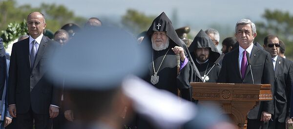 Президент Армении Серж Саргсян выступает в мемориальном комплексе Сардарапат Президент Армении Серж Саргсян выступает в мемориальном комплексе Сардарапат - Sputnik Армения