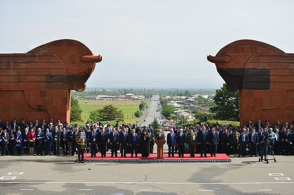 Президент Армении Серж Саргсян выступает в мемориальном комплексе Сардарапат Президент Армении Серж Саргсян выступает в мемориальном комплексе Сардарапат - Sputnik Армения