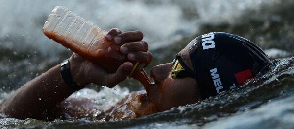 Усама Меллули (Тунис) на дистанции 10 километров на открытой воде среди мужчин на XVI чемпионате мира по водным видам спорта в Казани Усама Меллули (Тунис) на дистанции 10 километров на открытой воде среди мужчин на XVI чемпионате мира по водным видам спорта в Казани - Sputnik Армения