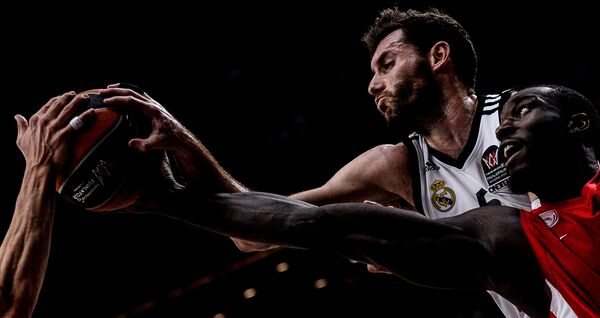 Игроки баскетбольных клубов Реал (Испания) Руди Фернандес и Олимпиакос (Греция) Отелло Хантер в финальном матче Финала четырех баскетбольной Евролиги Игроки баскетбольных клубов Реал (Испания) Руди Фернандес и Олимпиакос (Греция) Отелло Хантер в финальном матче Финала четырех баскетбольной Евролиги - Sputnik Армения