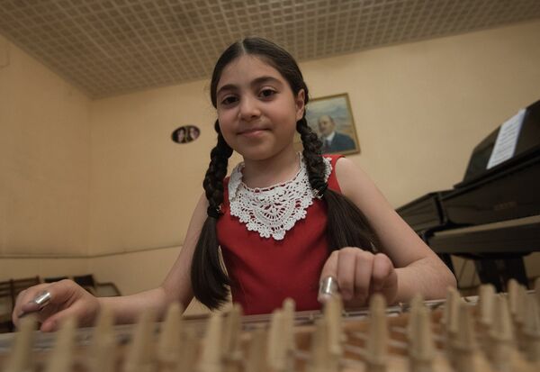 Мэри Мусинян играет на каноне - Sputnik Արմենիա