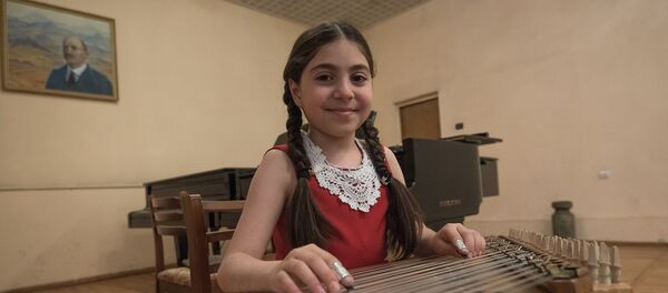 Мэри Мусинян играет на каноне Мэри Мусинян играет на каноне - Sputnik Армения