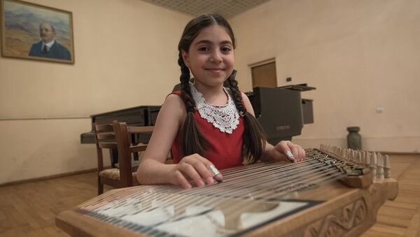 Мэри Мусинян играет на каноне - Sputnik Армения