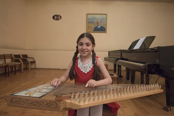 Мэри Мусинян играет на каноне - Sputnik Արմենիա