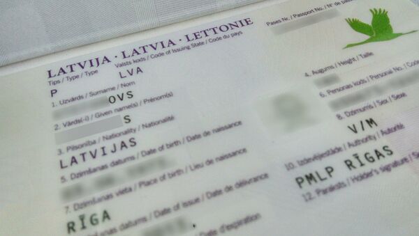 Разворот латвийского паспорта. Архивное фото. - Sputnik Армения