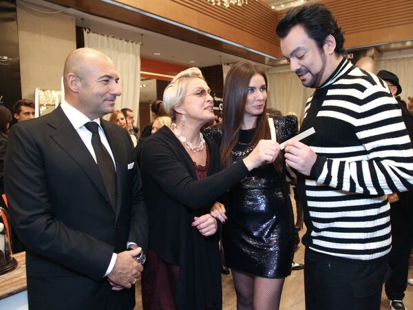 Продюсер, композитор Игорь Крутой (слева) с супругой Ольгой (вторая справа), певица Лайма Вайкуле (вторая слева) и певец Филипп Киркоров (справа). - Sputnik Армения