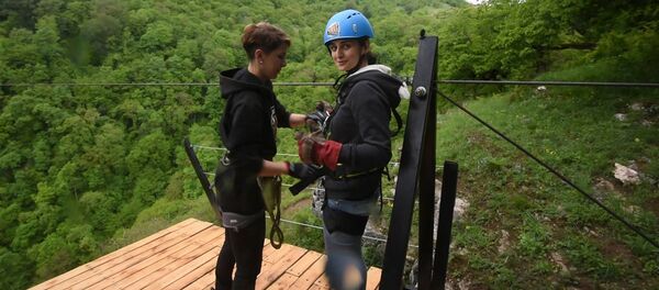 Sputnik Армения совершил экстремальный полет на зиплайне Sputnik Армения совершил экстремальный полет на зиплайне - Sputnik Армения