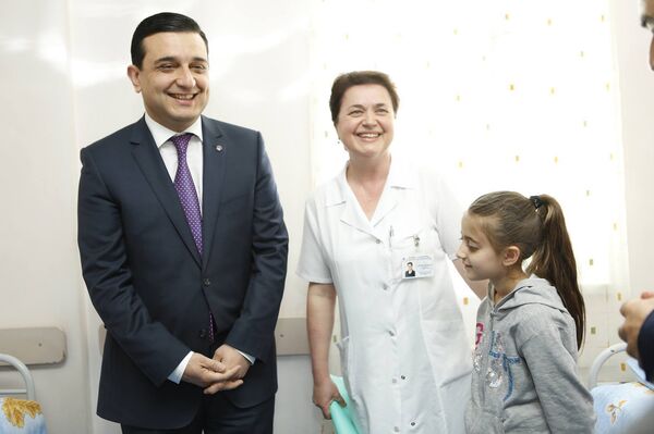 Министр здравоохранения Армении Армен Мурадян посетил детей в больнице - Sputnik Արմենիա