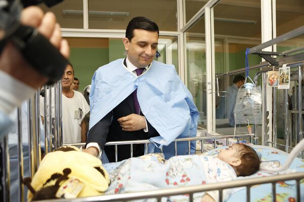 Министр здравоохранения Армении Армен Мурадян навестил детей в больнице Министр здравоохранения Армении Армен Мурадян навестил детей в больнице - Sputnik Армения