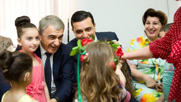 Армен Мурадян и Ара Баблоян посетили детей в больнице - Sputnik Արմենիա